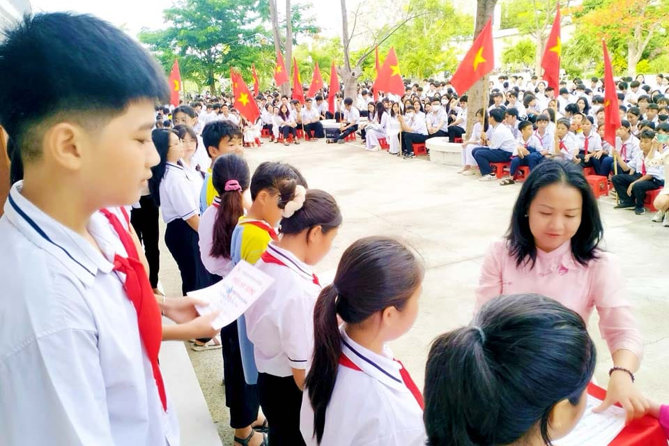 Đến với các em học sinh miền nắng gió